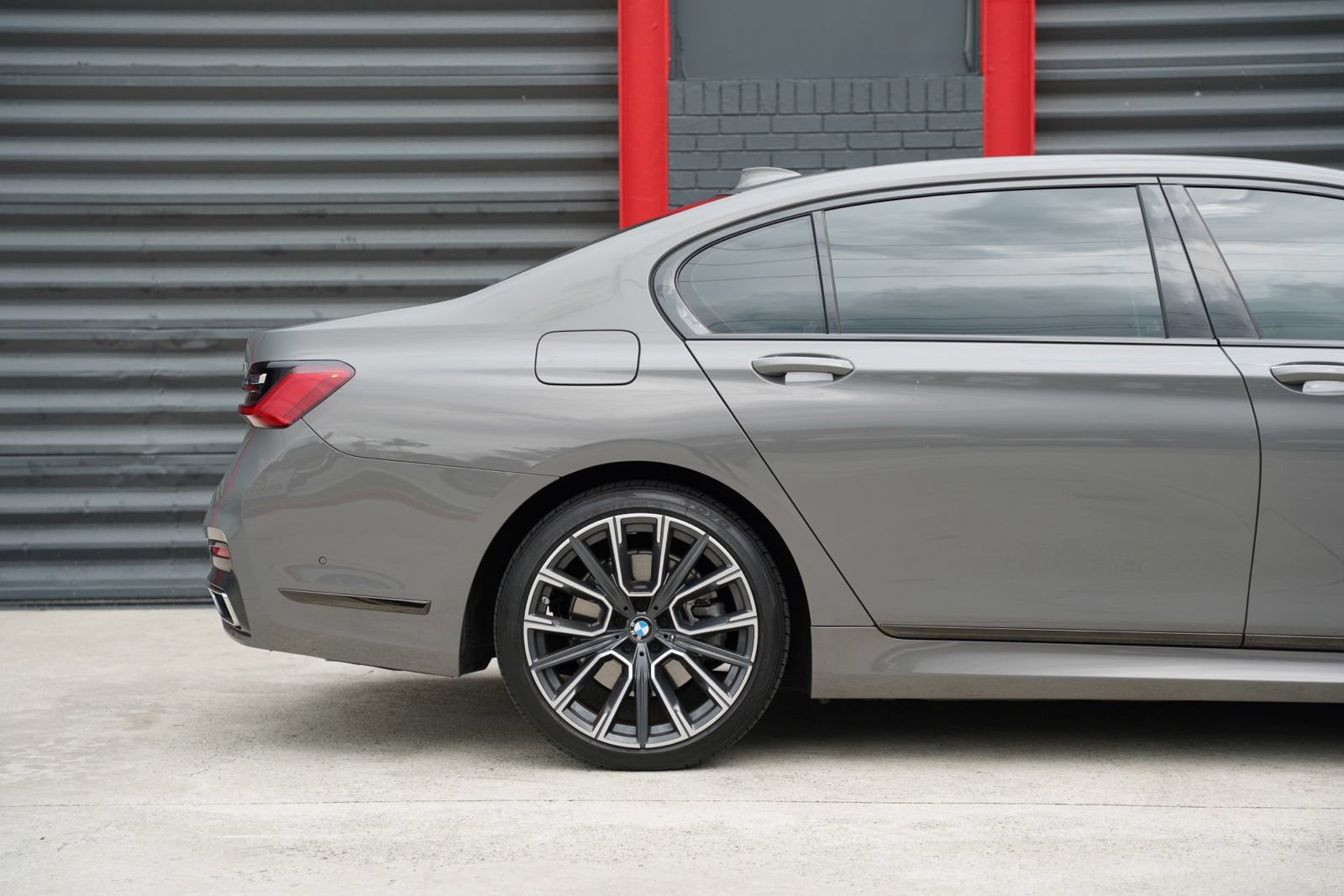 Used 2022 BMW 740i w/ M Sport Package RWD image 3