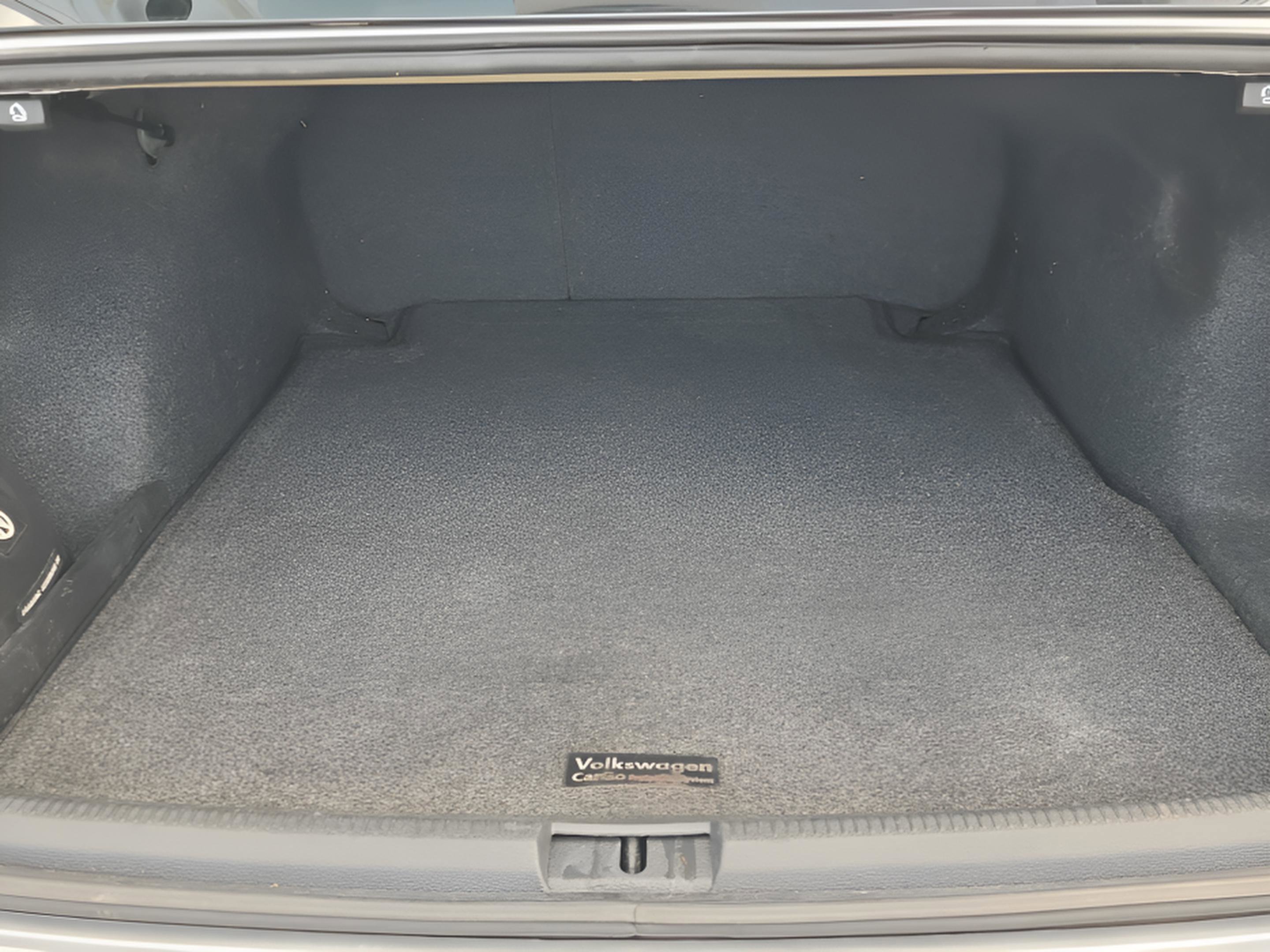 Used 2018 Volkswagen Passat 2.0T R-Line w/ R-Line Lighting Package image 8