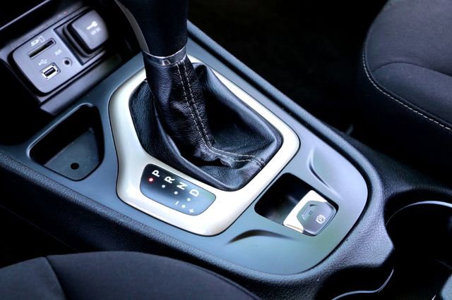 Used 2015 Jeep Cherokee Sport image 19