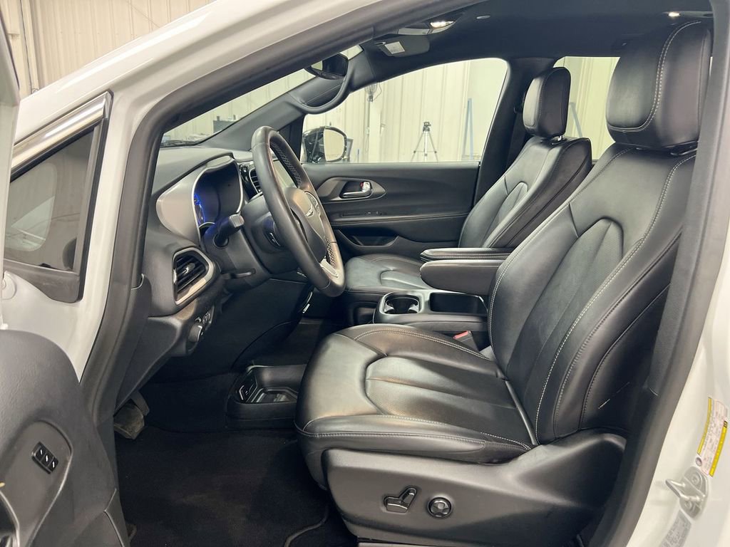 Used 2025 Chrysler Pacifica Select image 19