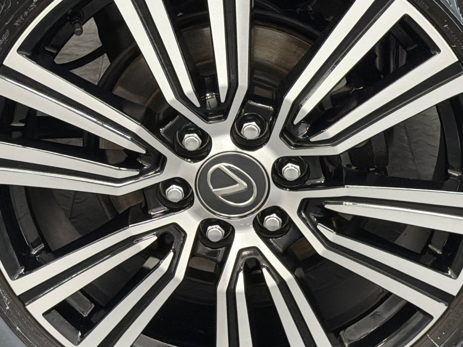 Used 2025 Lexus LX 600 4WD w/ Accessory Package (2T) image 5