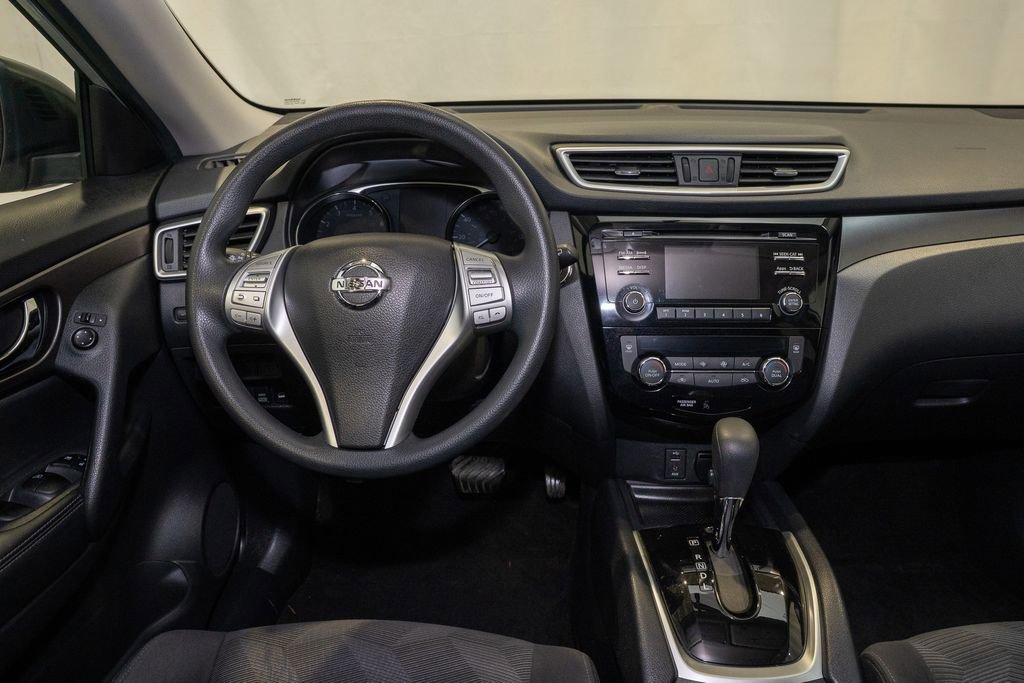 Used 2016 Nissan Rogue SV image 2