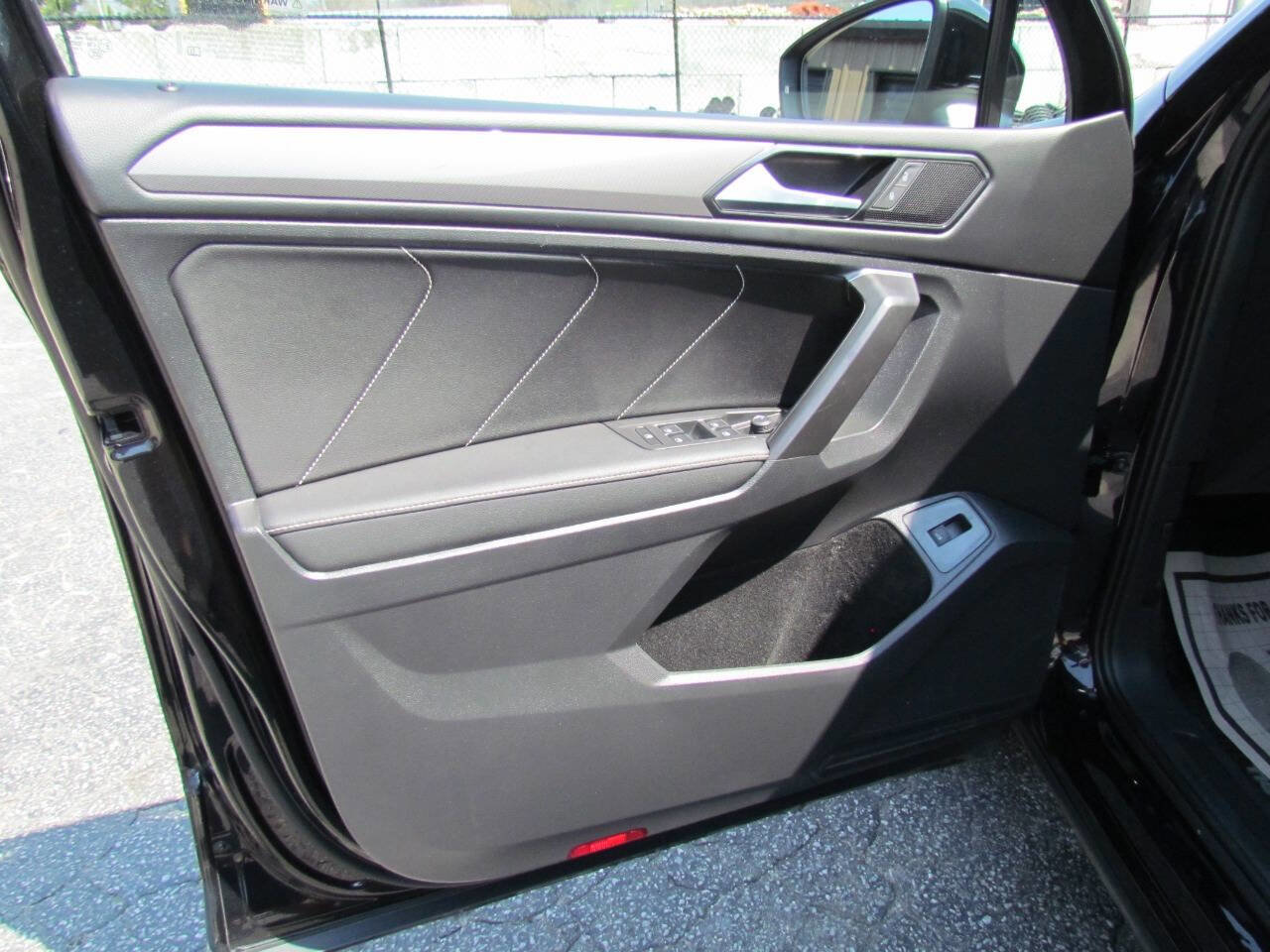 Used 2022 Volkswagen Tiguan SE image 11