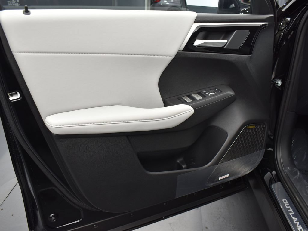 New 2026 Mitsubishi Outlander SE FWD image 9