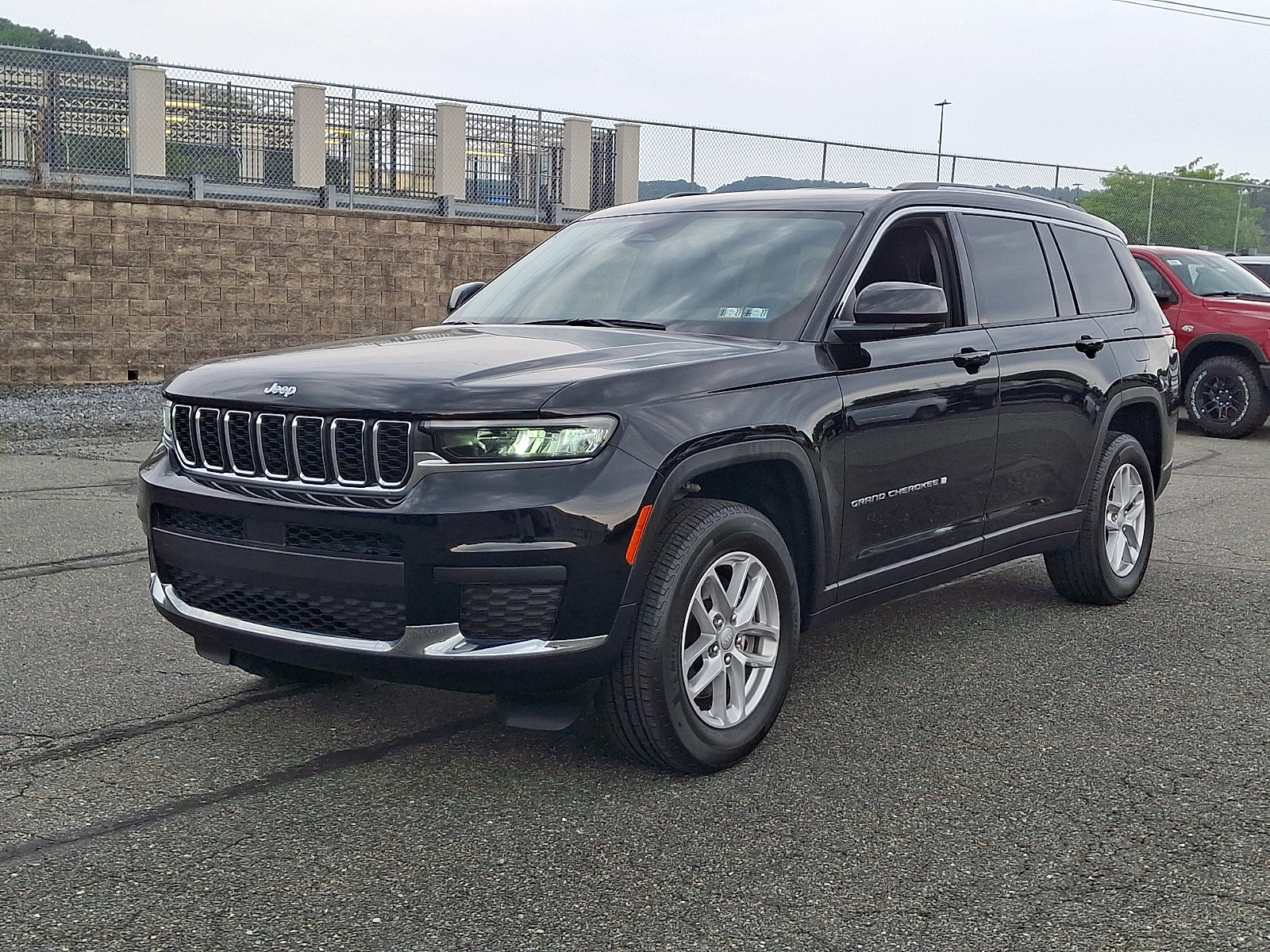 Used 2023 Jeep Grand Cherokee L Laredo w/ Luxury Tech Group I AWD/4WD image 3