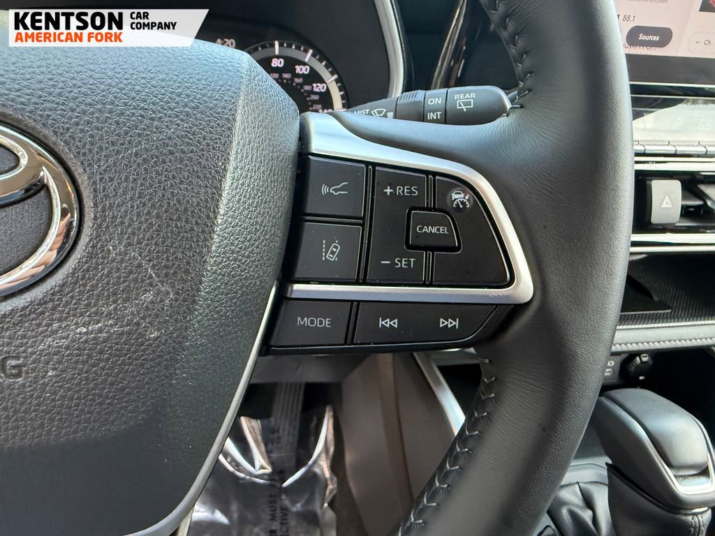 Used 2025 Toyota Highlander XLE image 19