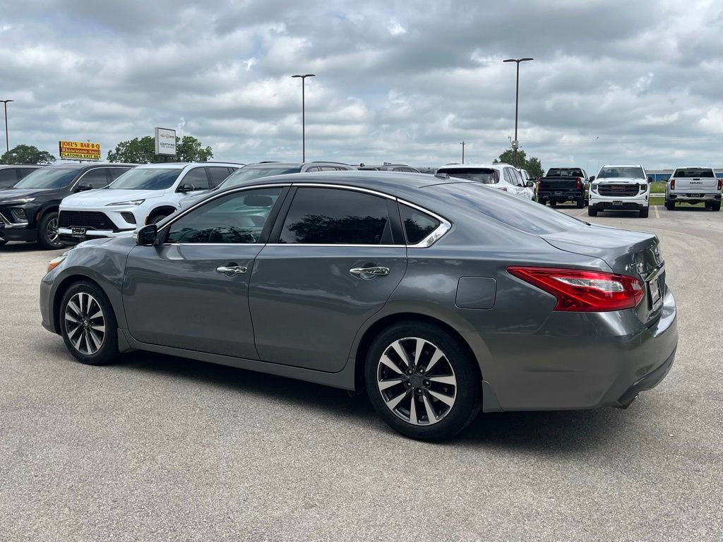 Used 2017 Nissan Altima 2.5 SL w/ Moonroof Package FWD image 7