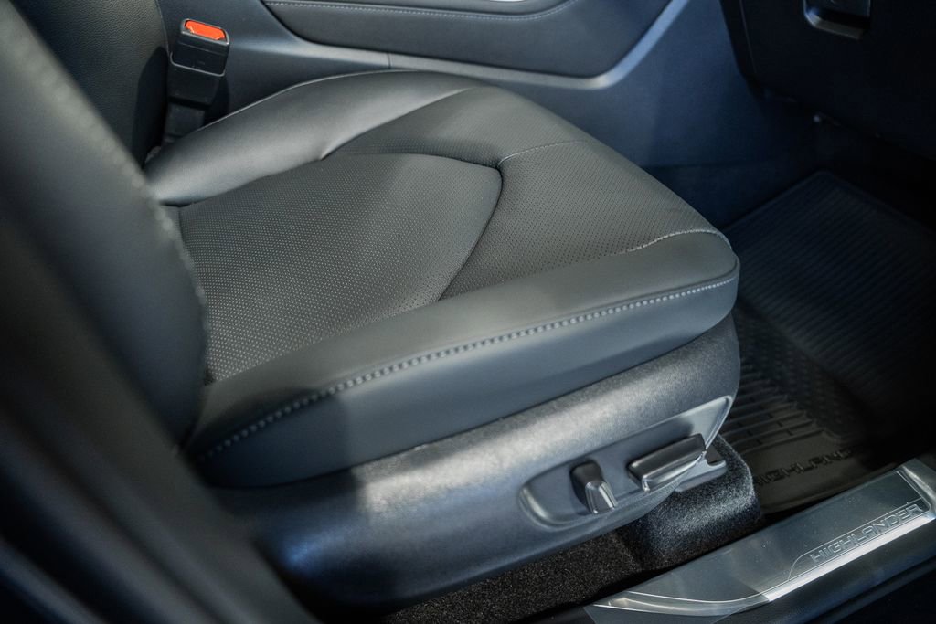 New 2026 Toyota Highlander Platinum image 40