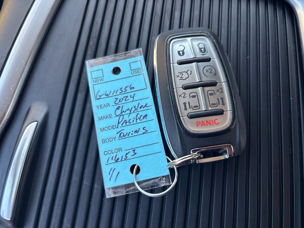 Used 2024 Chrysler Pacifica Touring-L FWD image 34