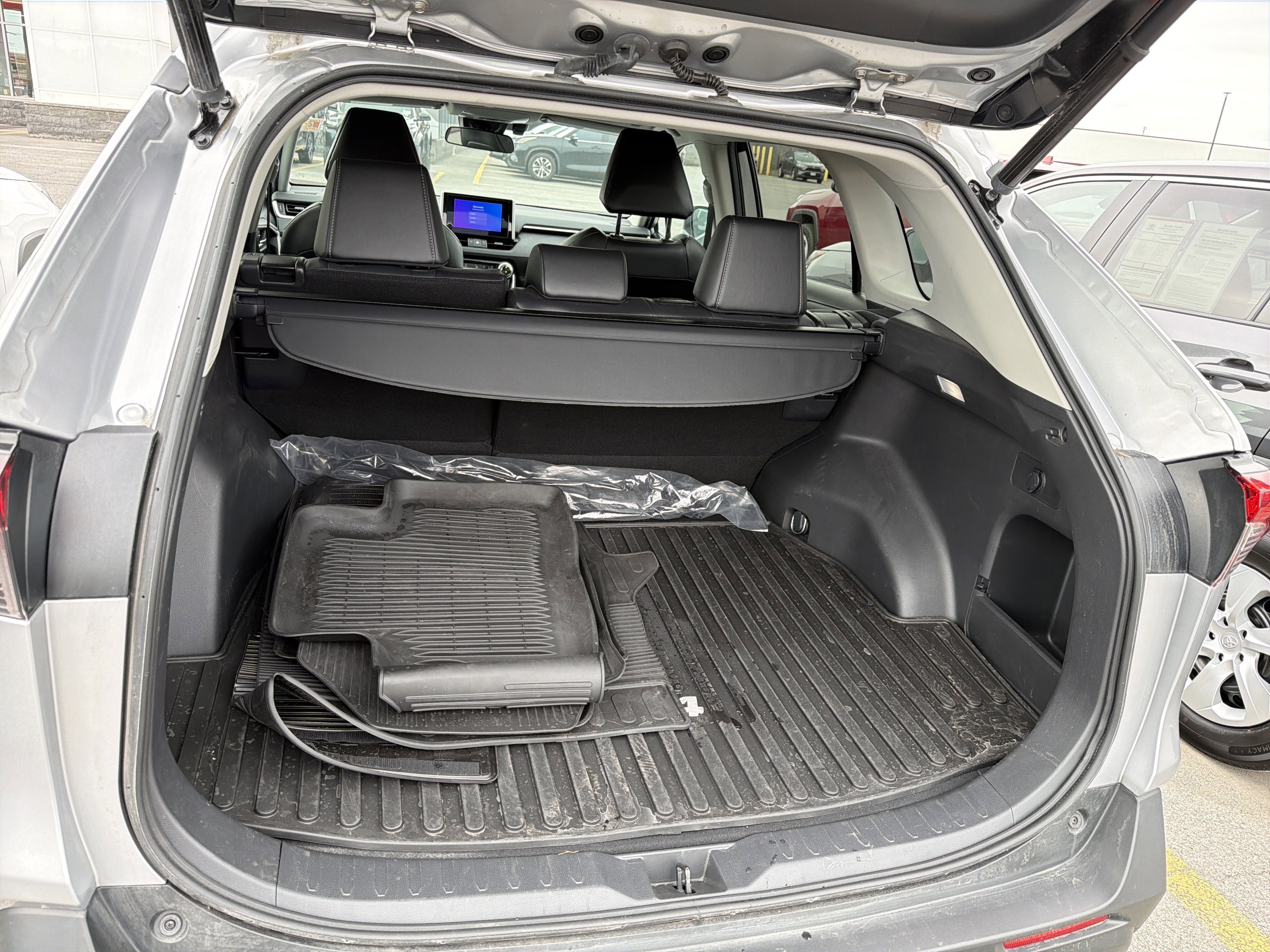 Used 2023 Toyota RAV4 XLE Premium AWD/4WD image 25