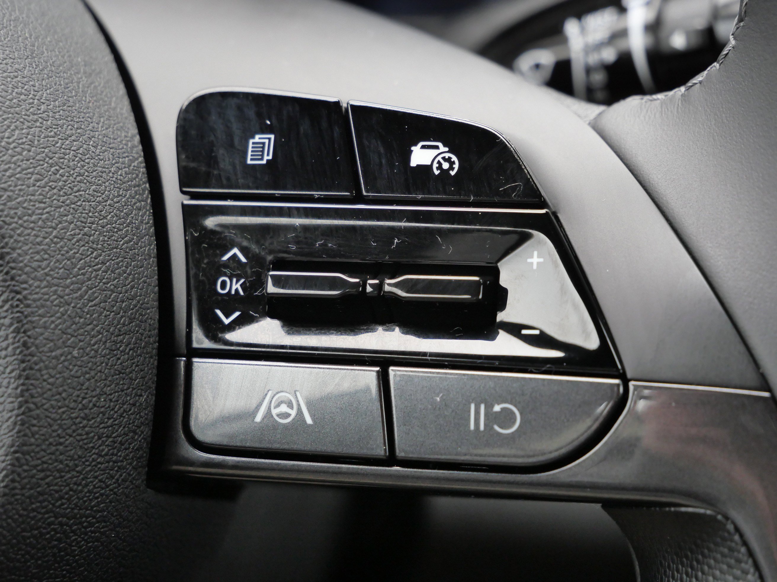 Used 2025 Hyundai Elantra Sport image 31