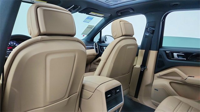 Used 2022 Porsche Cayenne image 30