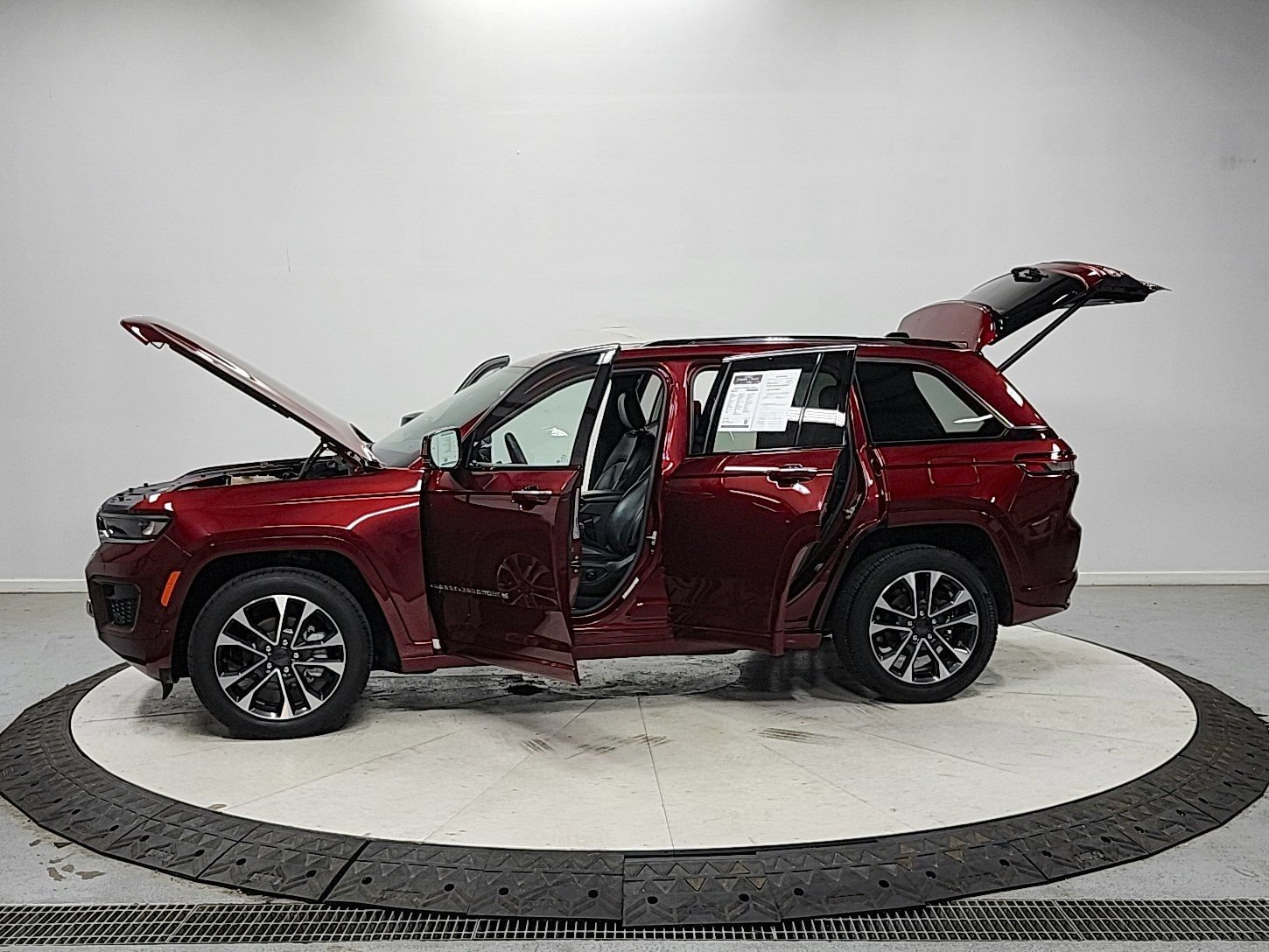 Used 2023 Jeep Grand Cherokee Overland AWD/4WD image 12