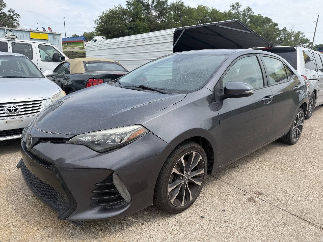 Used 2017 Toyota Corolla SE FWD image 2