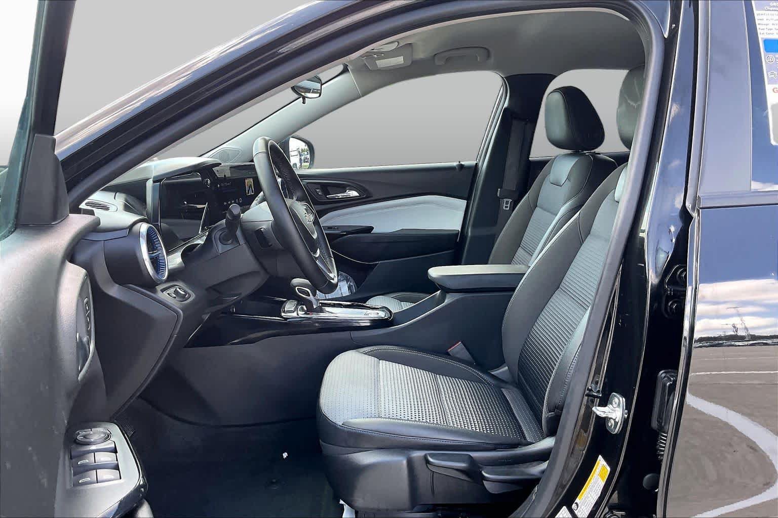 Used 2025 Chevrolet Trax LT w/ LT Convenience Package FWD image 8
