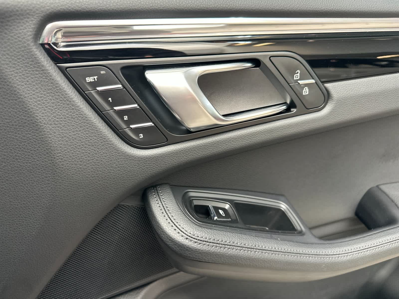 Certified 2025 Porsche Macan AWD/4WD image 19