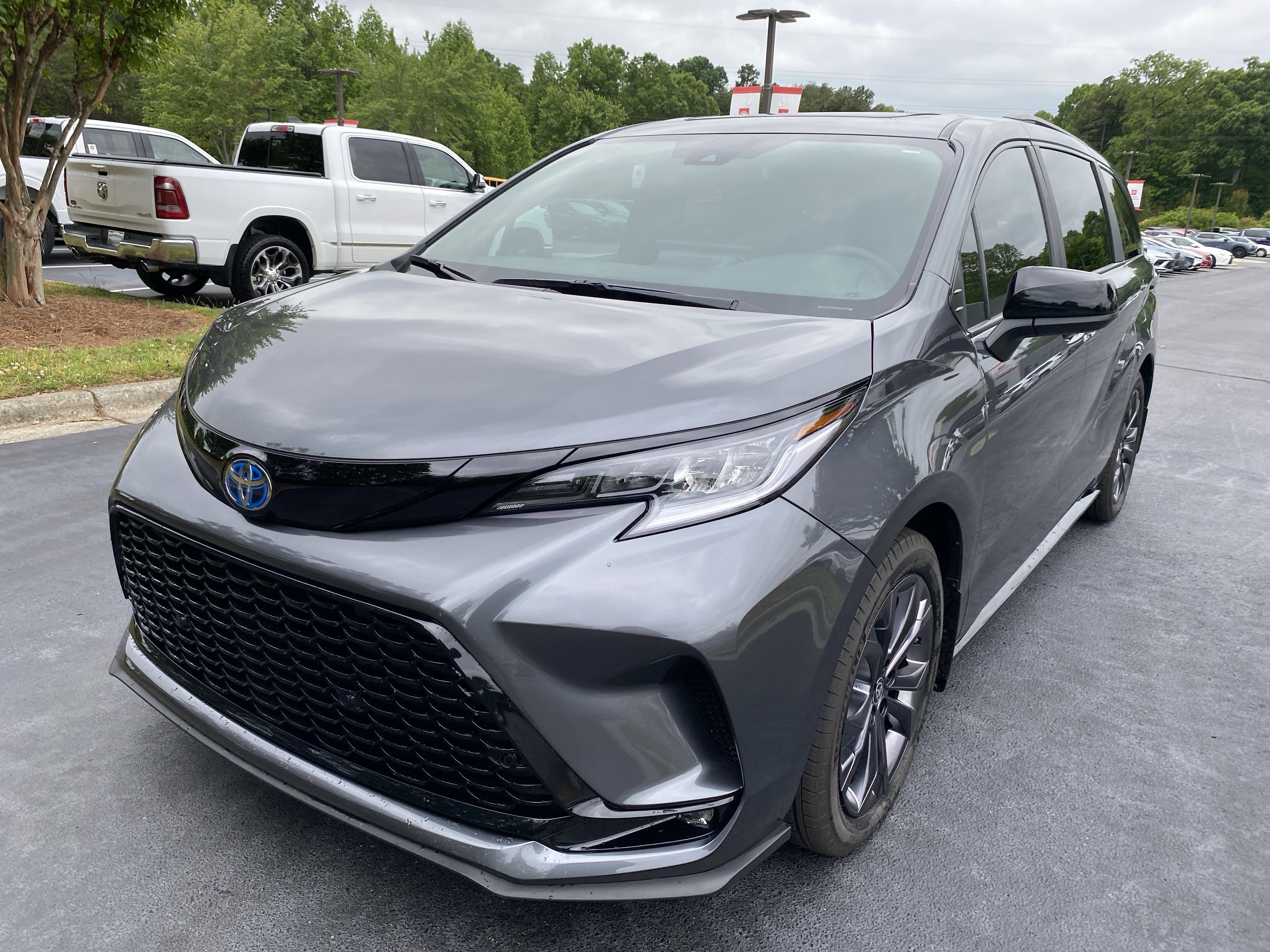 Certified 2025 Toyota Sienna XSE w/ XSE Plus Package FWD image 1