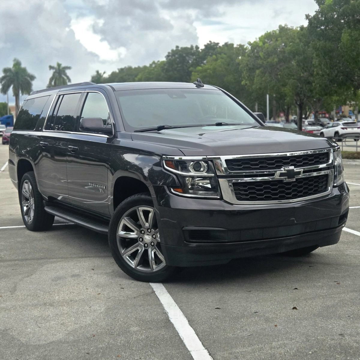Used 2018 Chevrolet Suburban LT RWD image 1