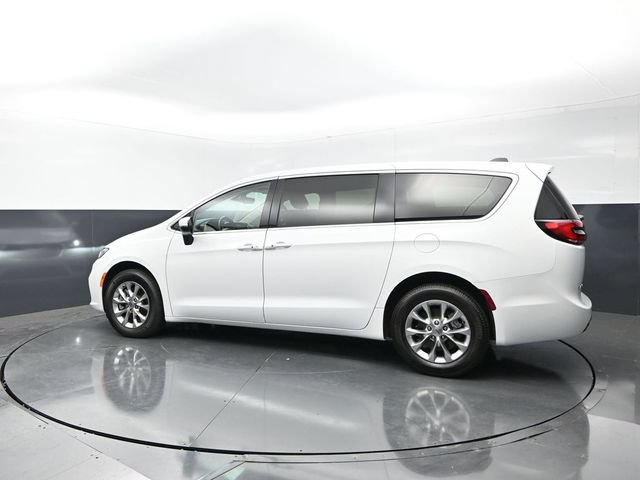 Used 2023 Chrysler Pacifica Touring-L AWD/4WD image 2