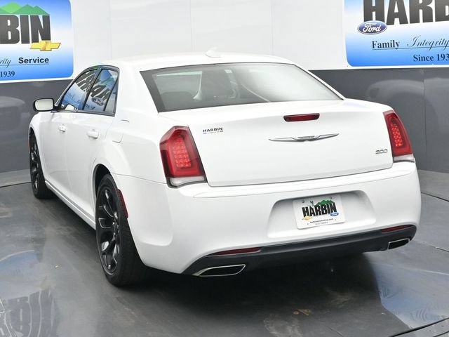 Used 2019 Chrysler 300 Touring w/ Sport Appearance Package RWD image 4