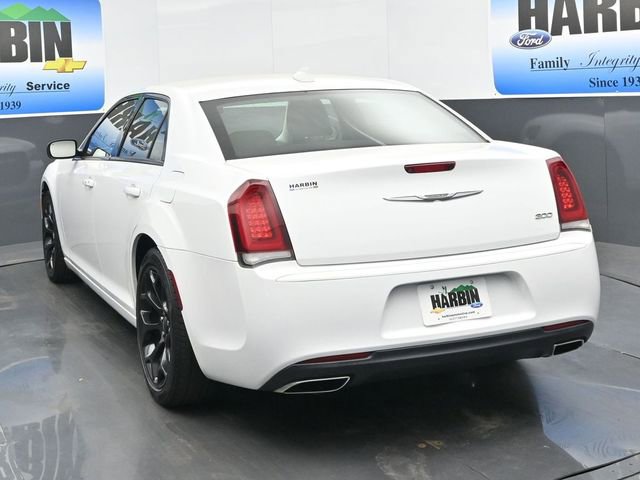 Used 2019 Chrysler 300 Touring w/ Sport Appearance Package image 4