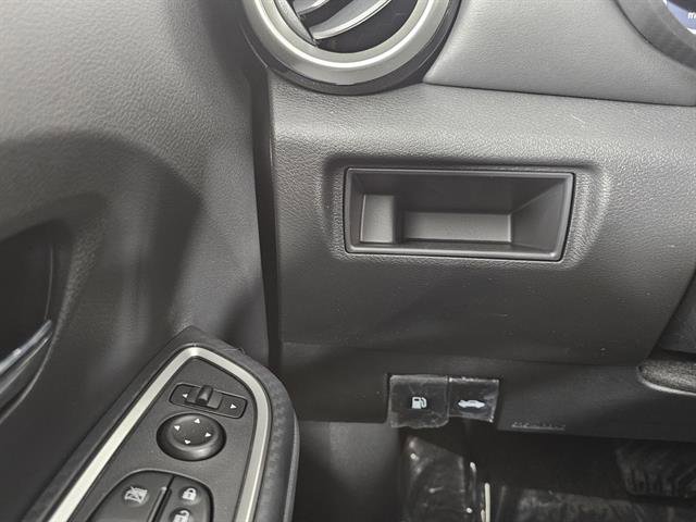 New 2025 Nissan Versa SR image 38