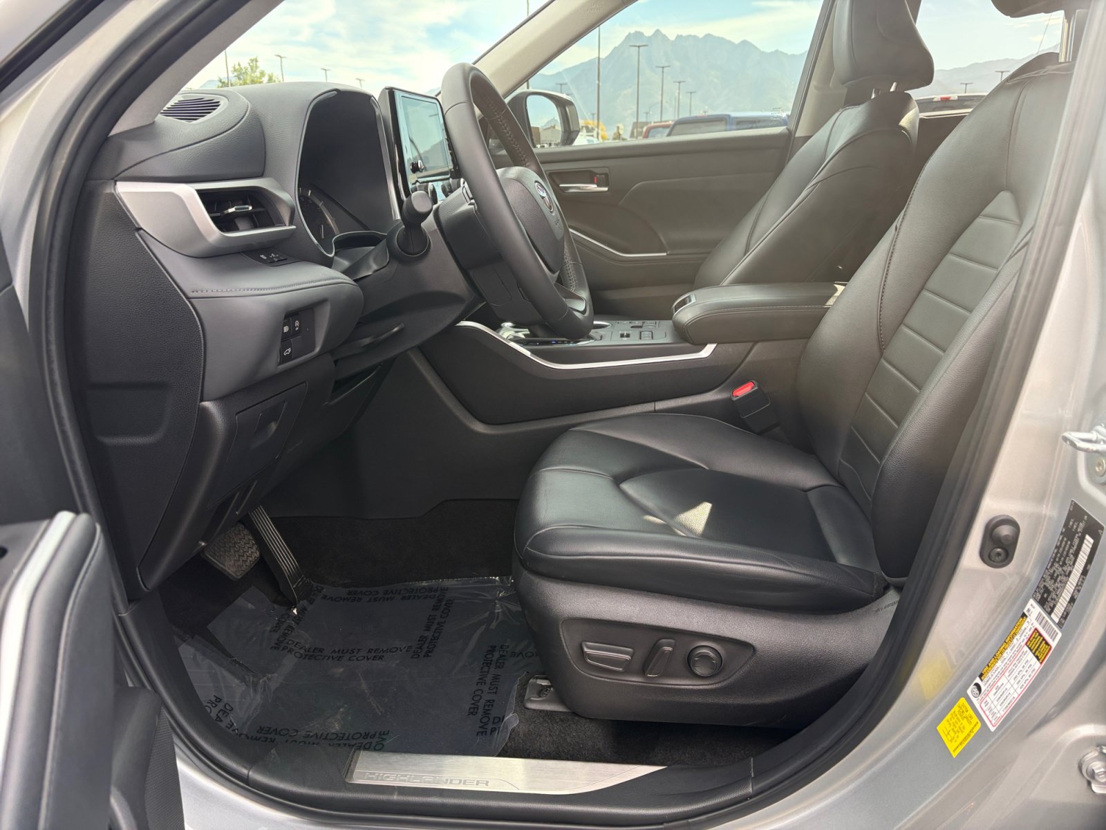 Used 2024 Toyota Highlander XLE AWD/4WD image 11