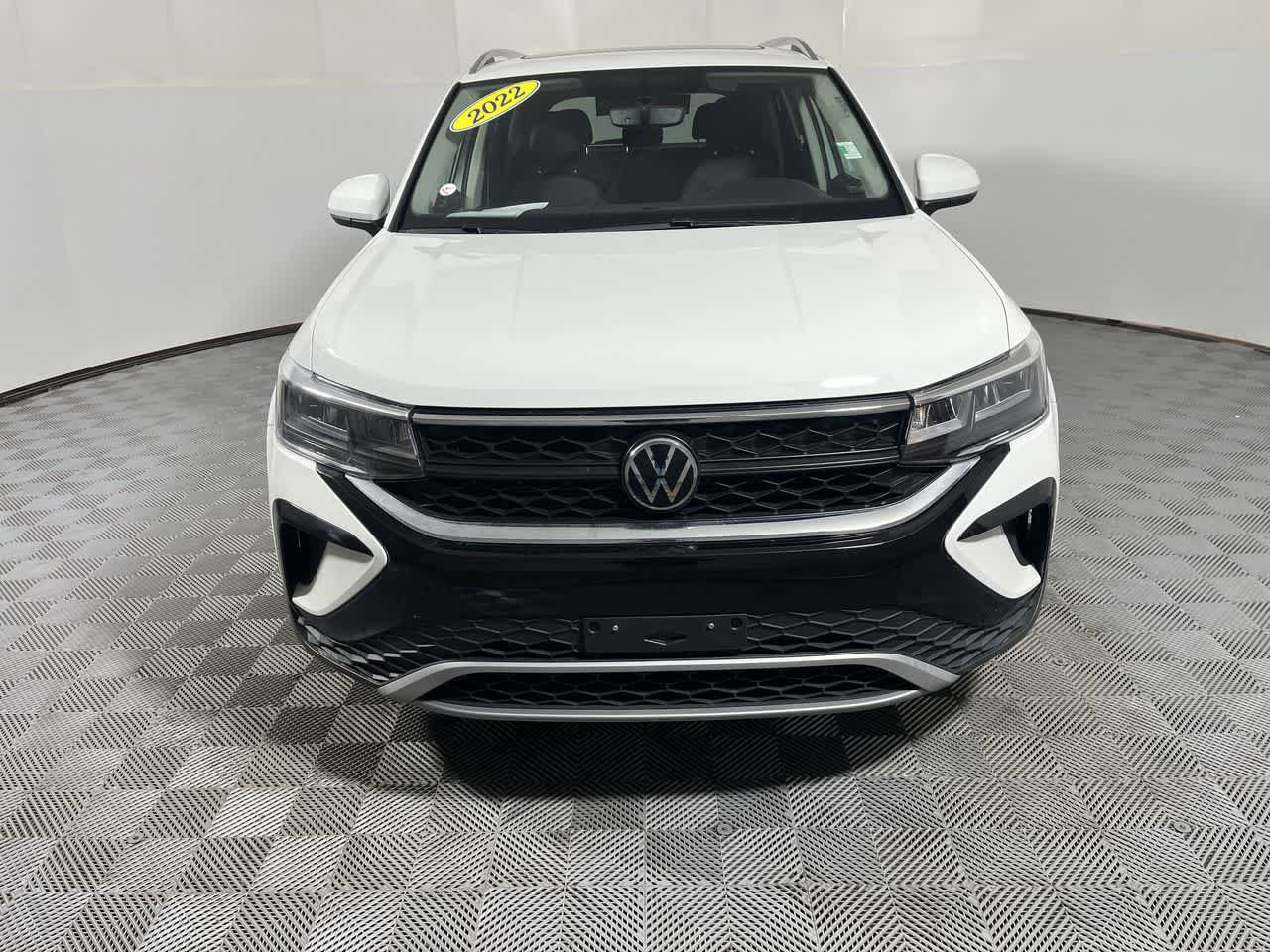 Used 2022 Volkswagen Taos SE w/ Panoramic Sunroof Package image 3
