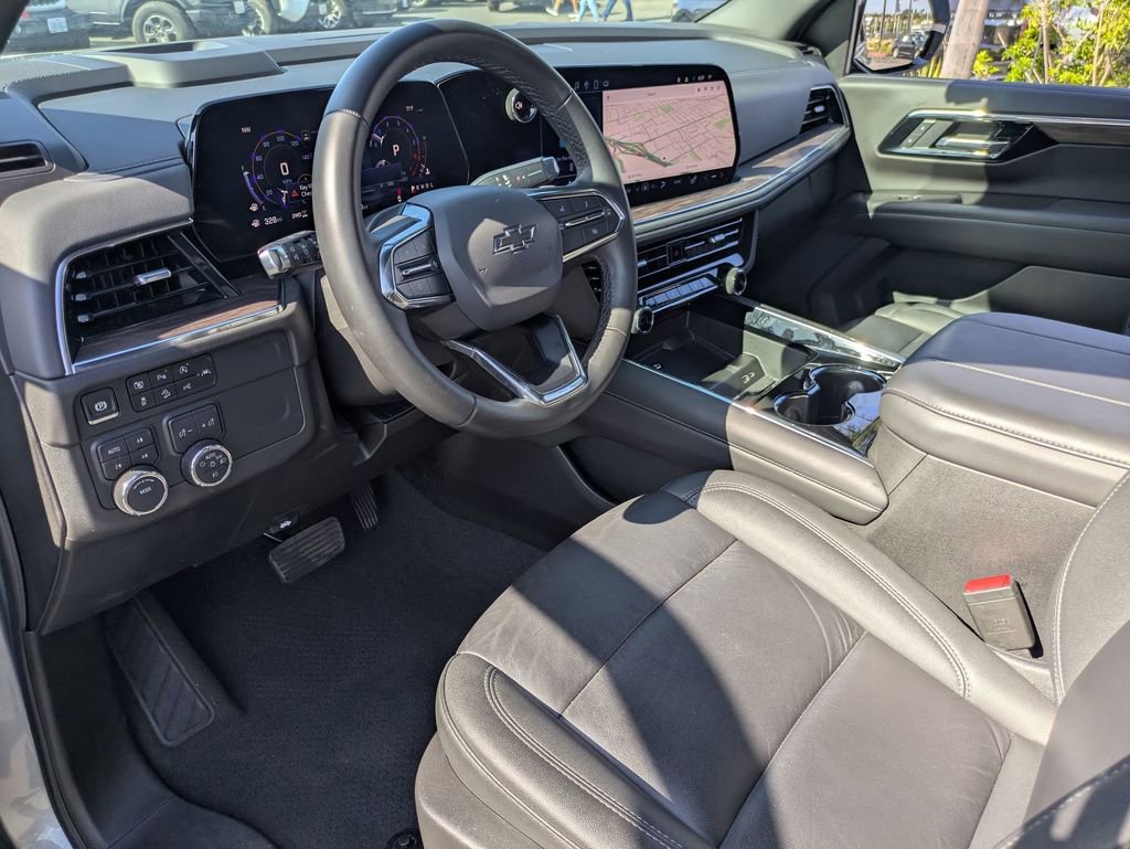 Used 2025 Chevrolet Suburban Z71 image 17