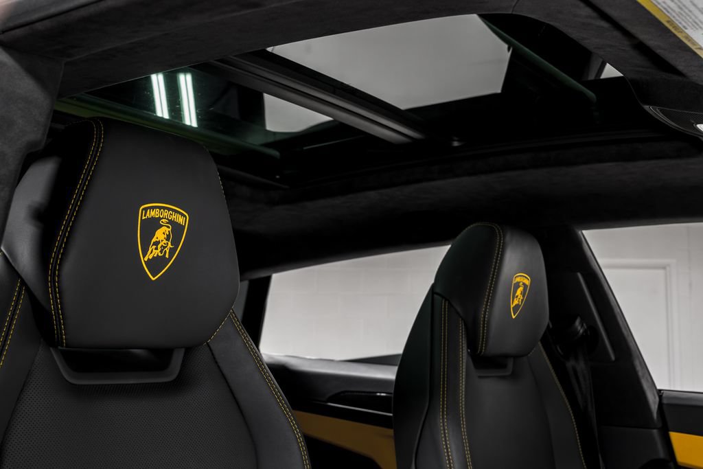 Used 2022 Lamborghini Urus AWD/4WD image 44