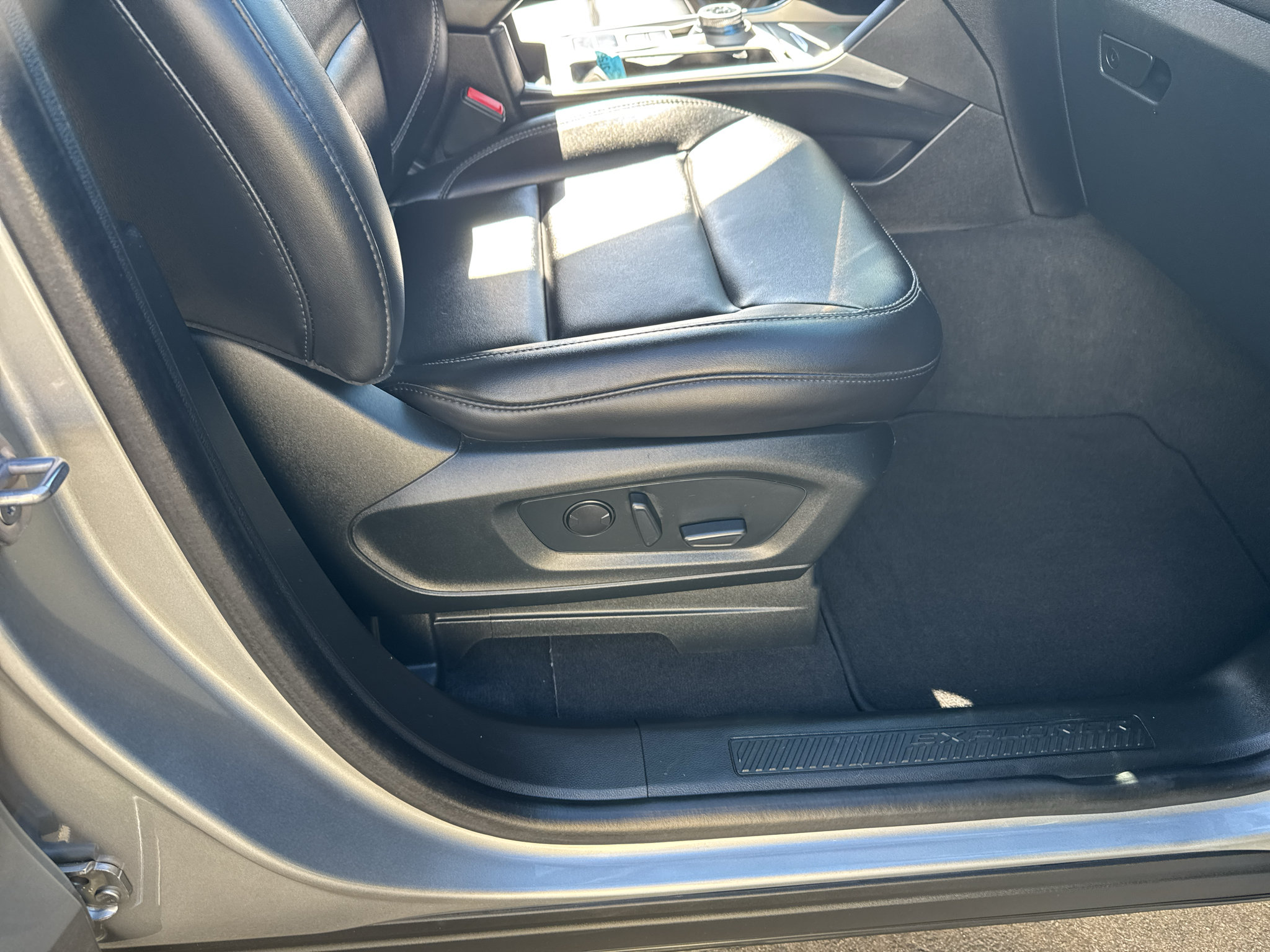 Used 2023 Ford Explorer XLT w/ Equipment Group 202A RWD image 26