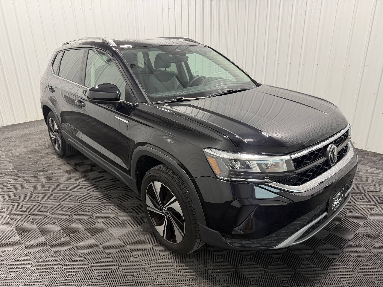 Used 2023 Volkswagen Taos SE w/ Panoramic Sunroof Package AWD/4WD image 2