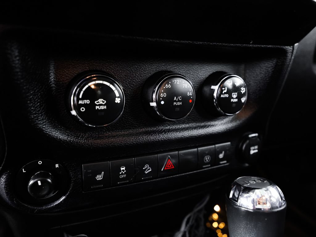 Used 2014 Jeep Wrangler Unlimited Rubicon w/ Dual Top Group AWD/4WD image 28