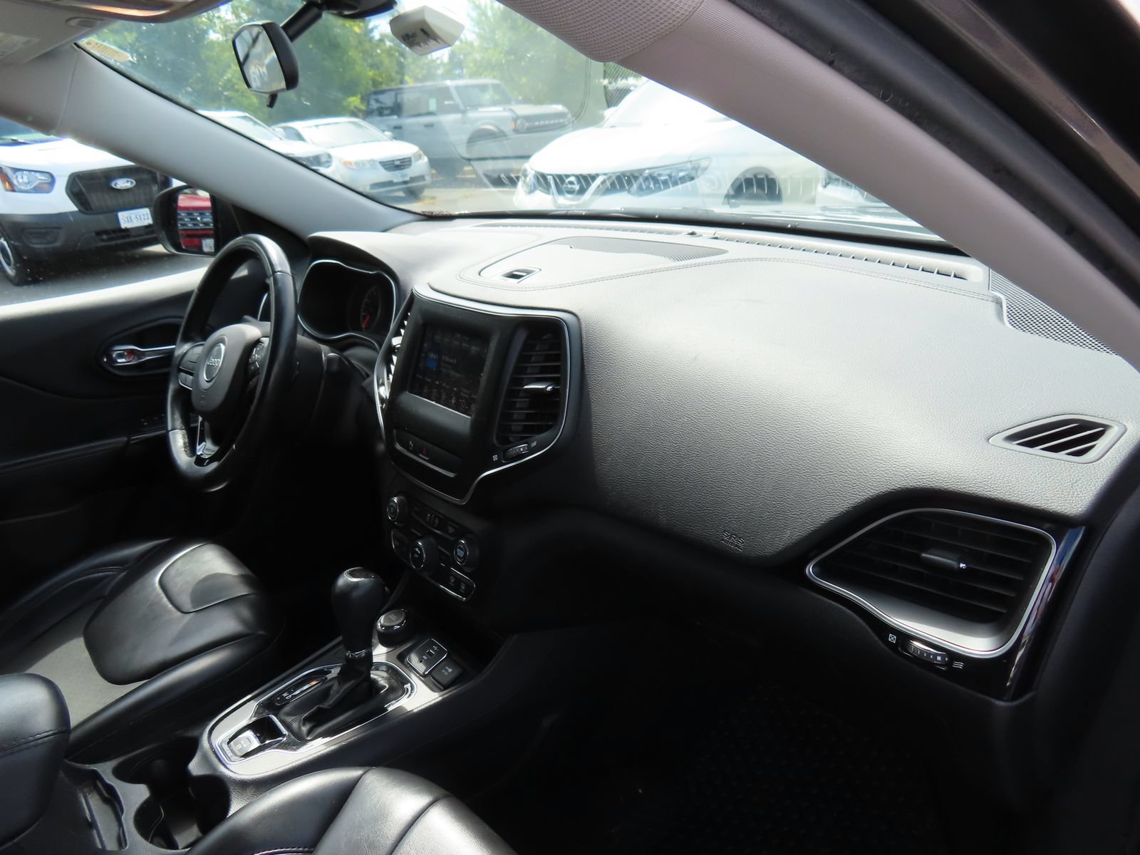Used 2019 Jeep Cherokee Latitude Plus AWD/4WD image 16