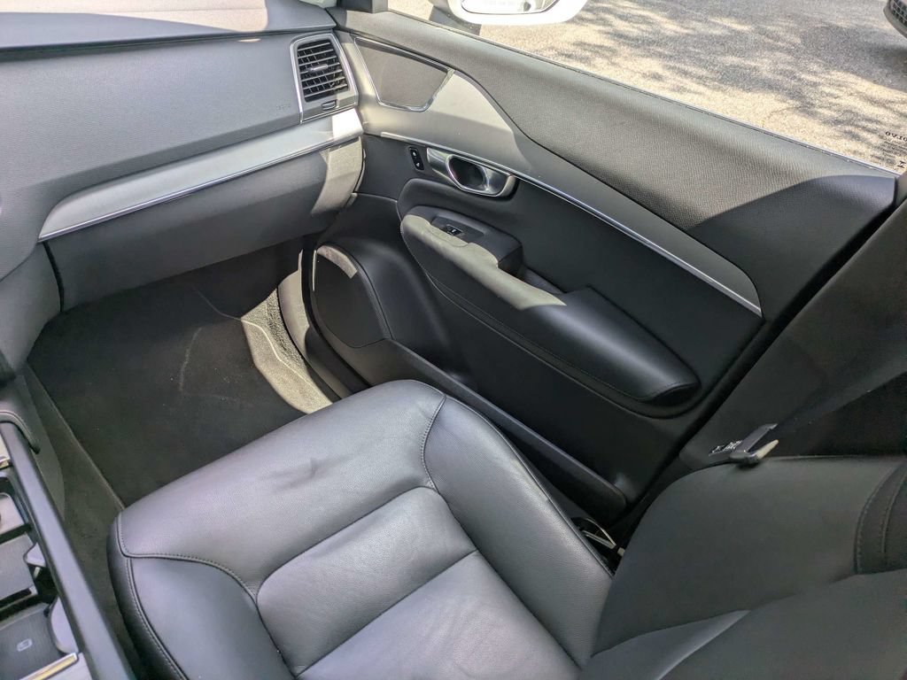 Certified 2025 Volvo XC90 B5 Core AWD/4WD image 17