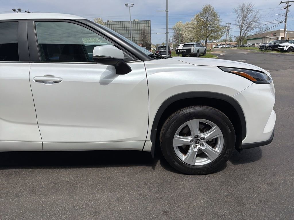 Used 2024 Toyota Highlander LE AWD/4WD image 5
