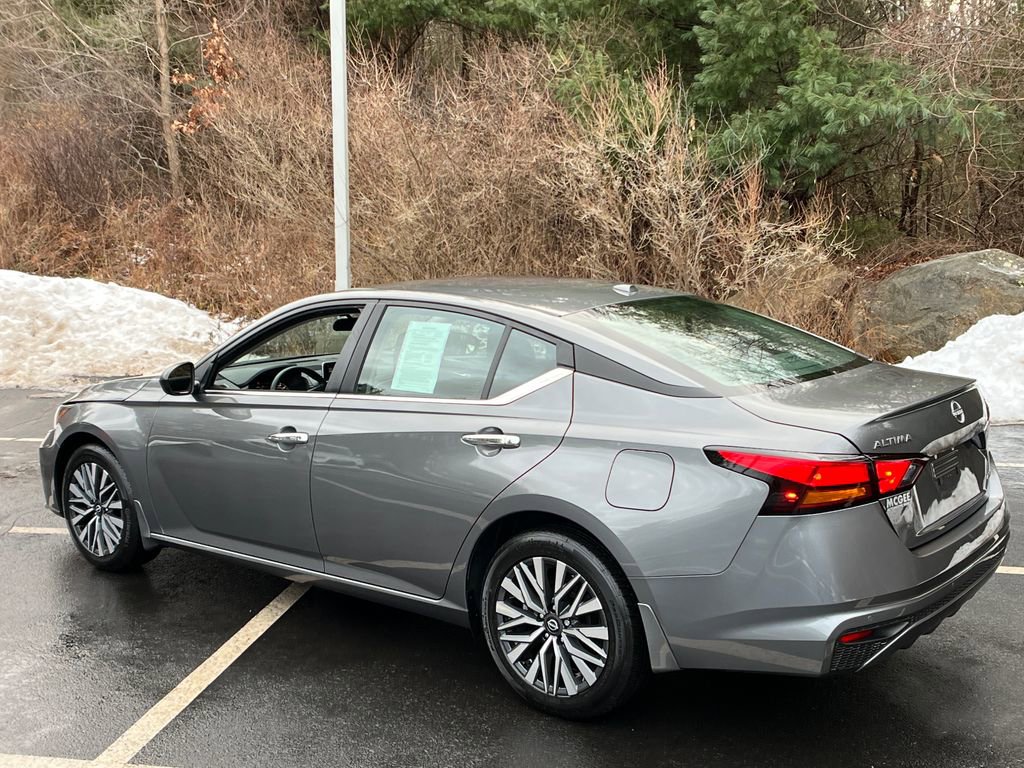 Used 2024 Nissan Altima 2.5 SV image 3