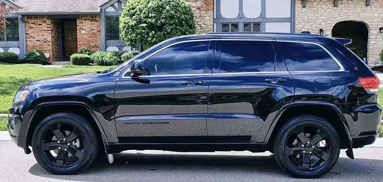 Used 2015 Jeep Grand Cherokee Altitude AWD/4WD image 2