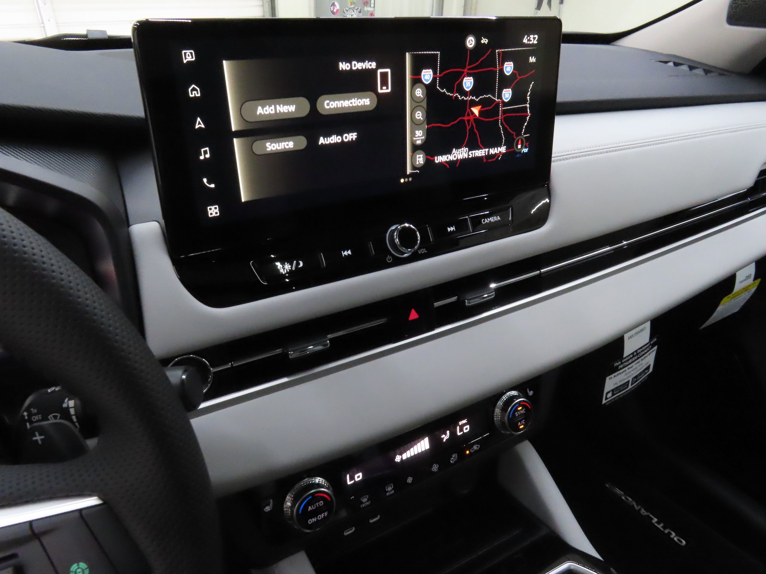 New 2025 Mitsubishi Outlander SE image 16