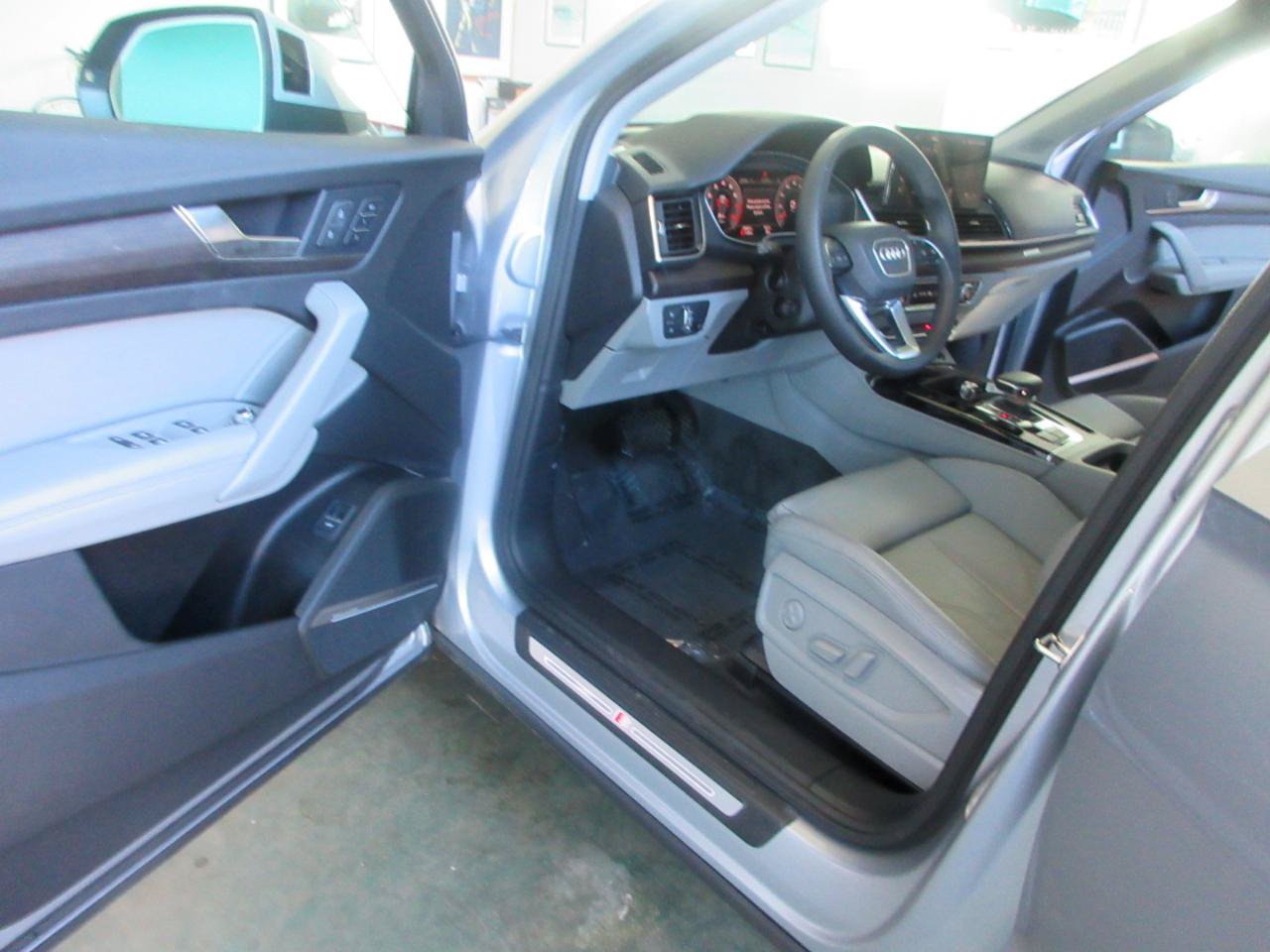 Used 2024 Audi Q5 2.0T Premium Plus w/ Premium Plus Package AWD/4WD image 9