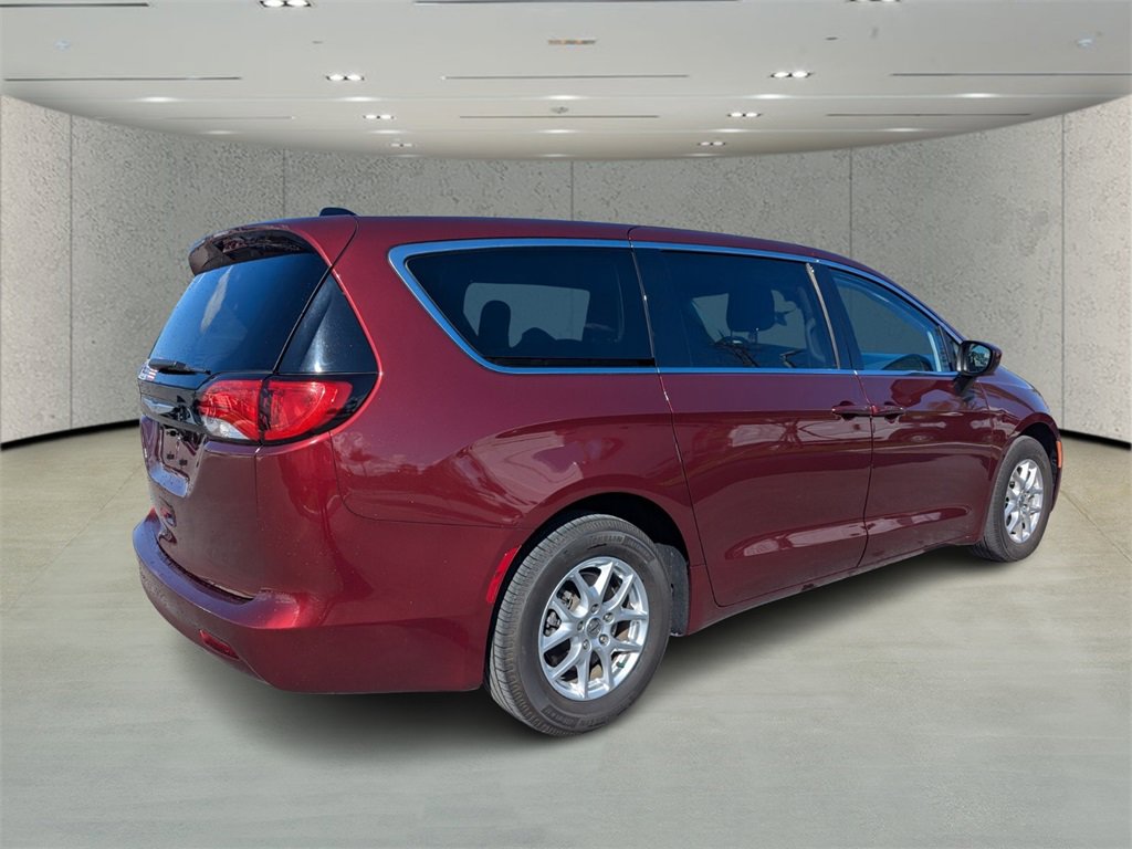 Used 2023 Chrysler Voyager LX image 3
