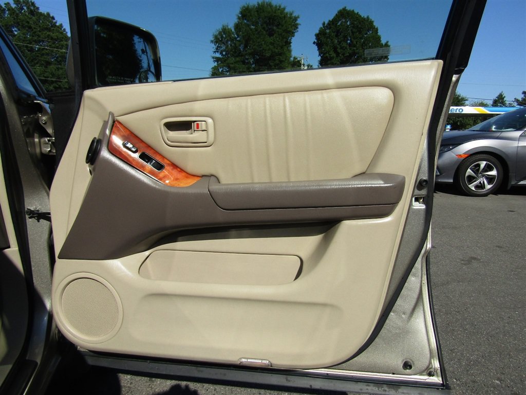 Used 2000 Lexus RX 300 4WD w/ Limited Pkg image 22