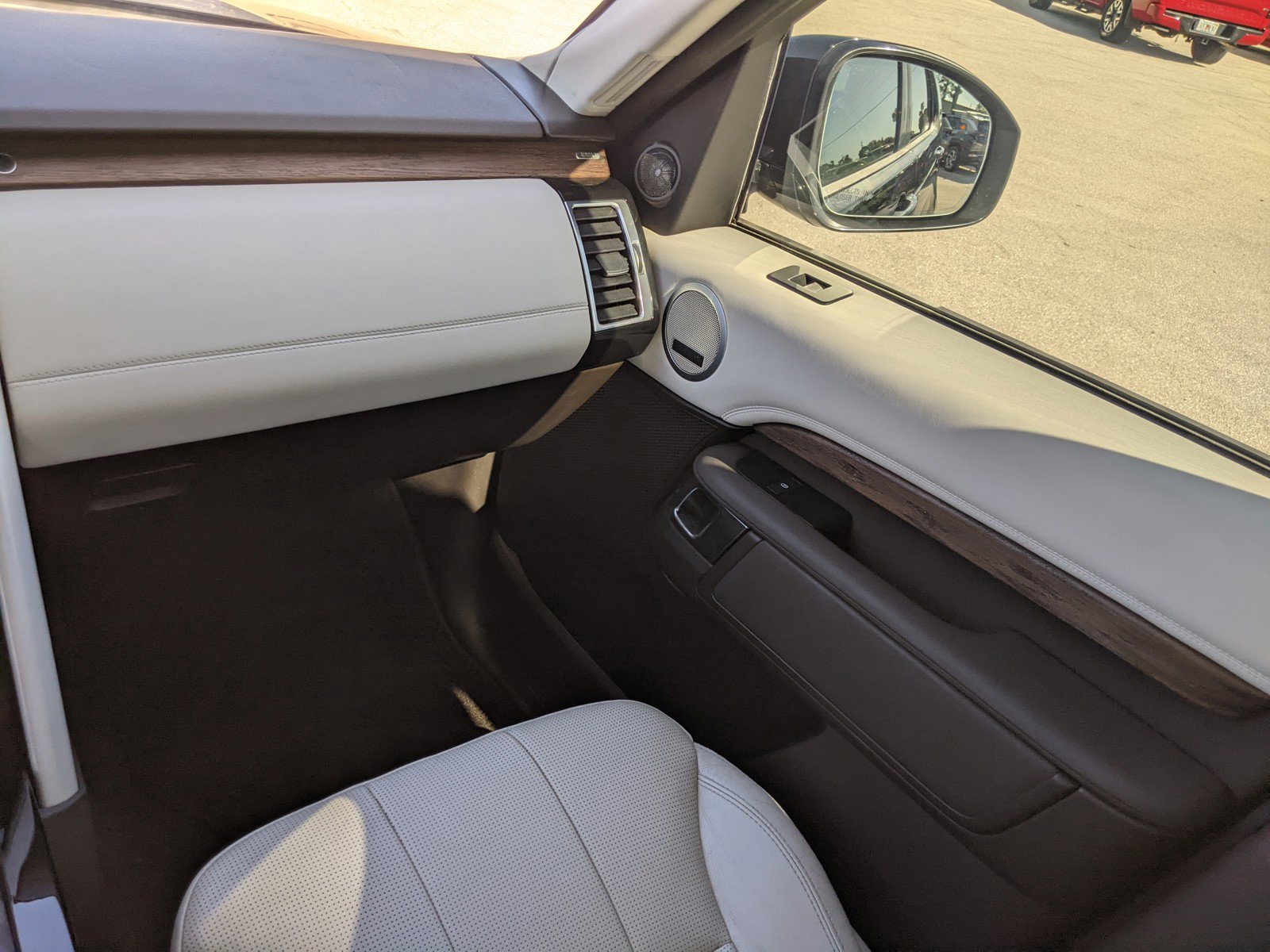 Used 2017 Land Rover Discovery HSE image 24