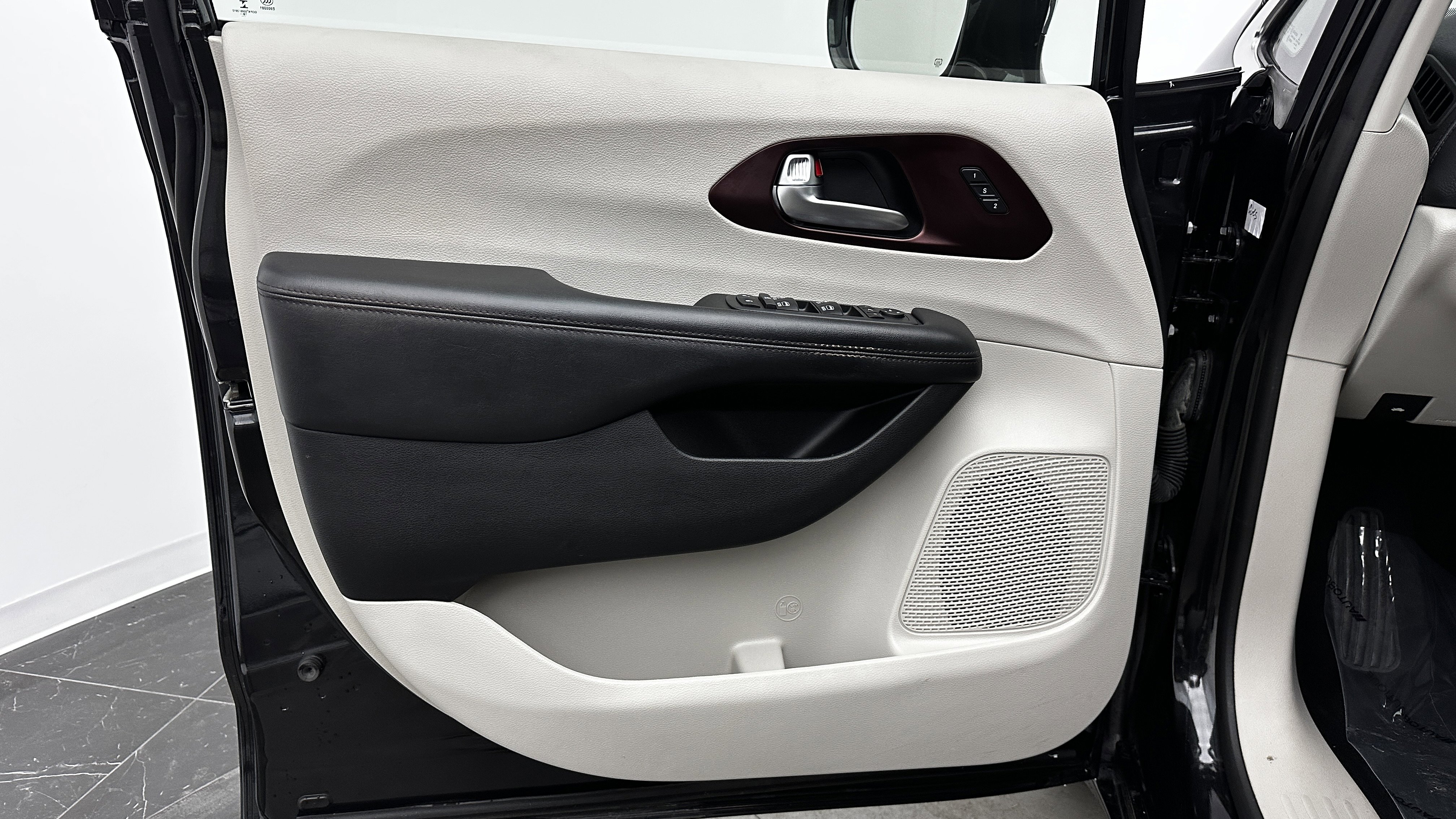 Used 2019 Chrysler Pacifica Limited image 11