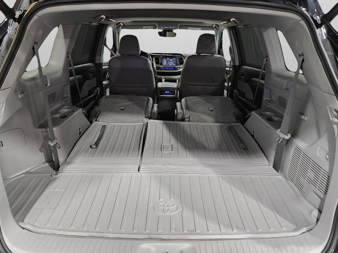 Used 2019 Toyota Highlander XLE AWD/4WD image 37