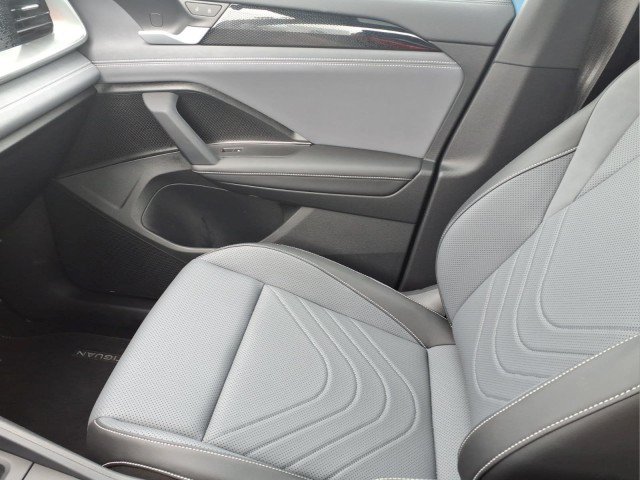 Certified 2025 Volkswagen Tiguan SE R-Line AWD/4WD image 17