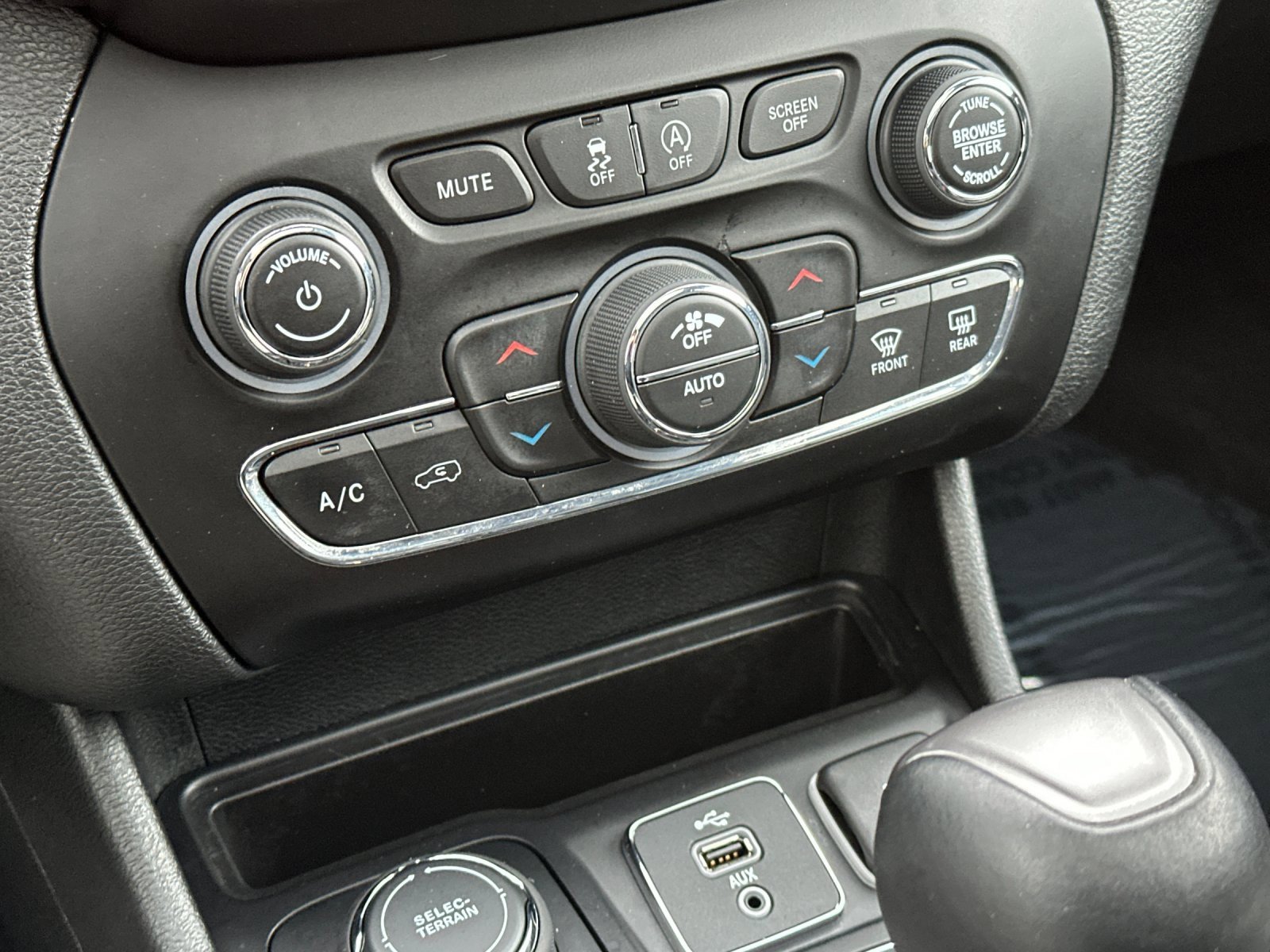 Used 2019 Jeep Cherokee Latitude Plus w/ Comfort/Convenience Group image 19