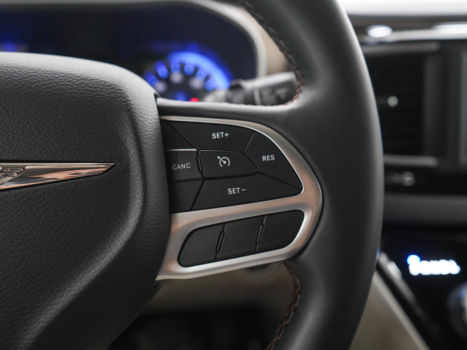 Used 2018 Chrysler Pacifica Touring-L FWD image 28