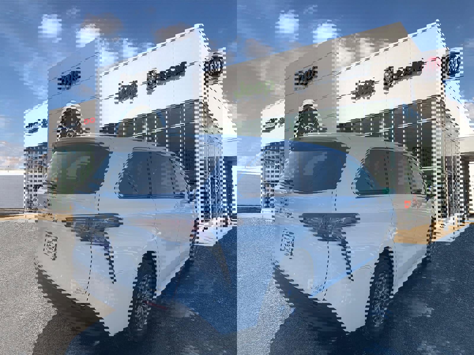 Used 2024 Toyota Sienna LE image 2