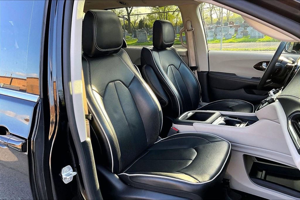 Used 2024 Chrysler Pacifica Limited image 7